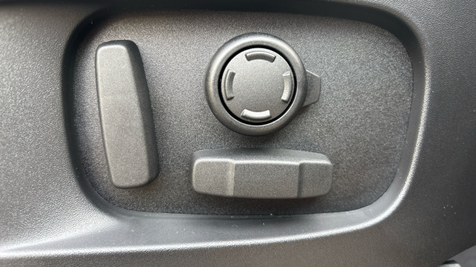 Land Rover Defender 3.0 D350 X-Dynamic HSE 90 3dr Auto Diesel Estate - Image 37